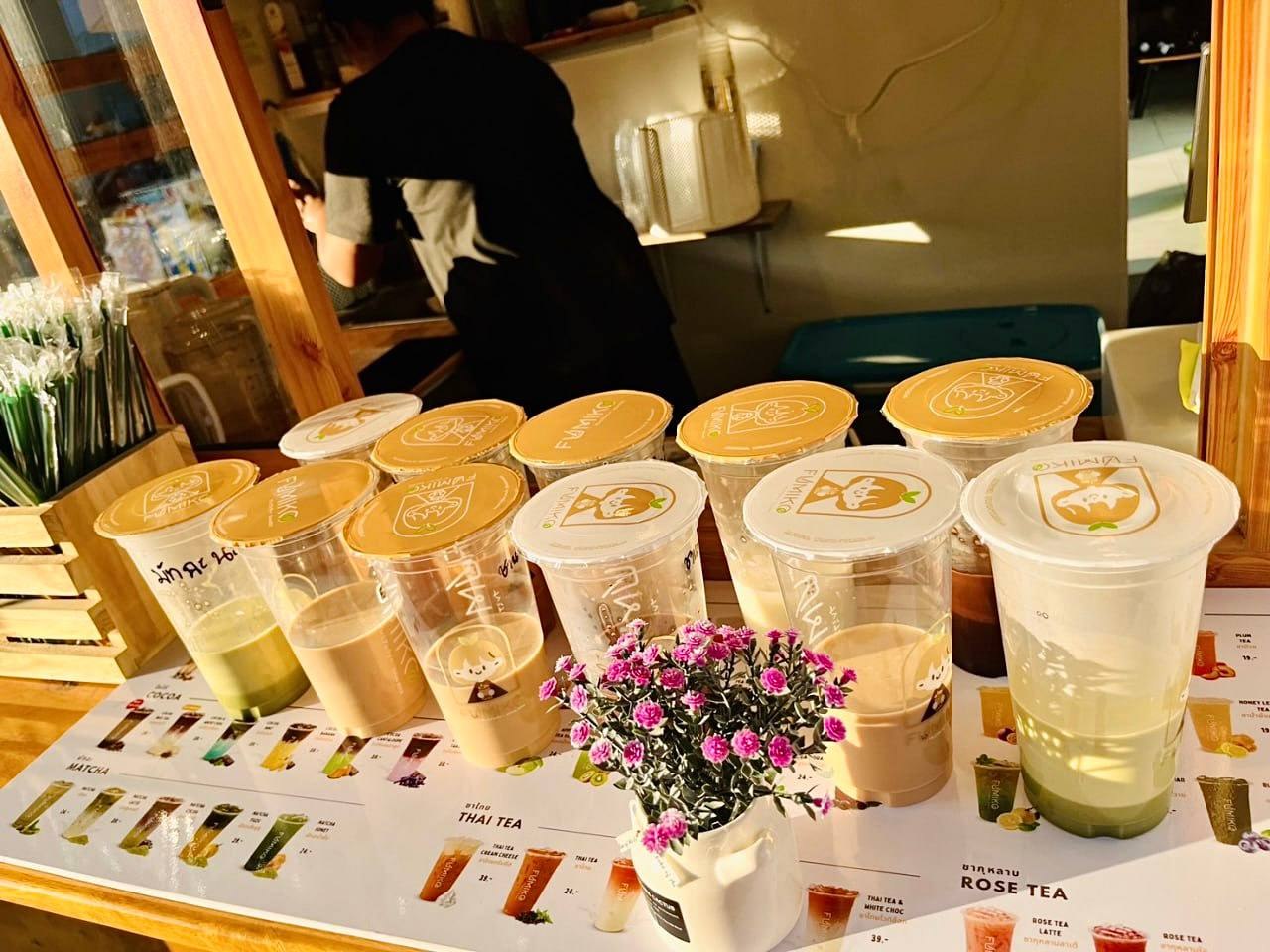 แก้วเครื่องดื่มเรียงแถว