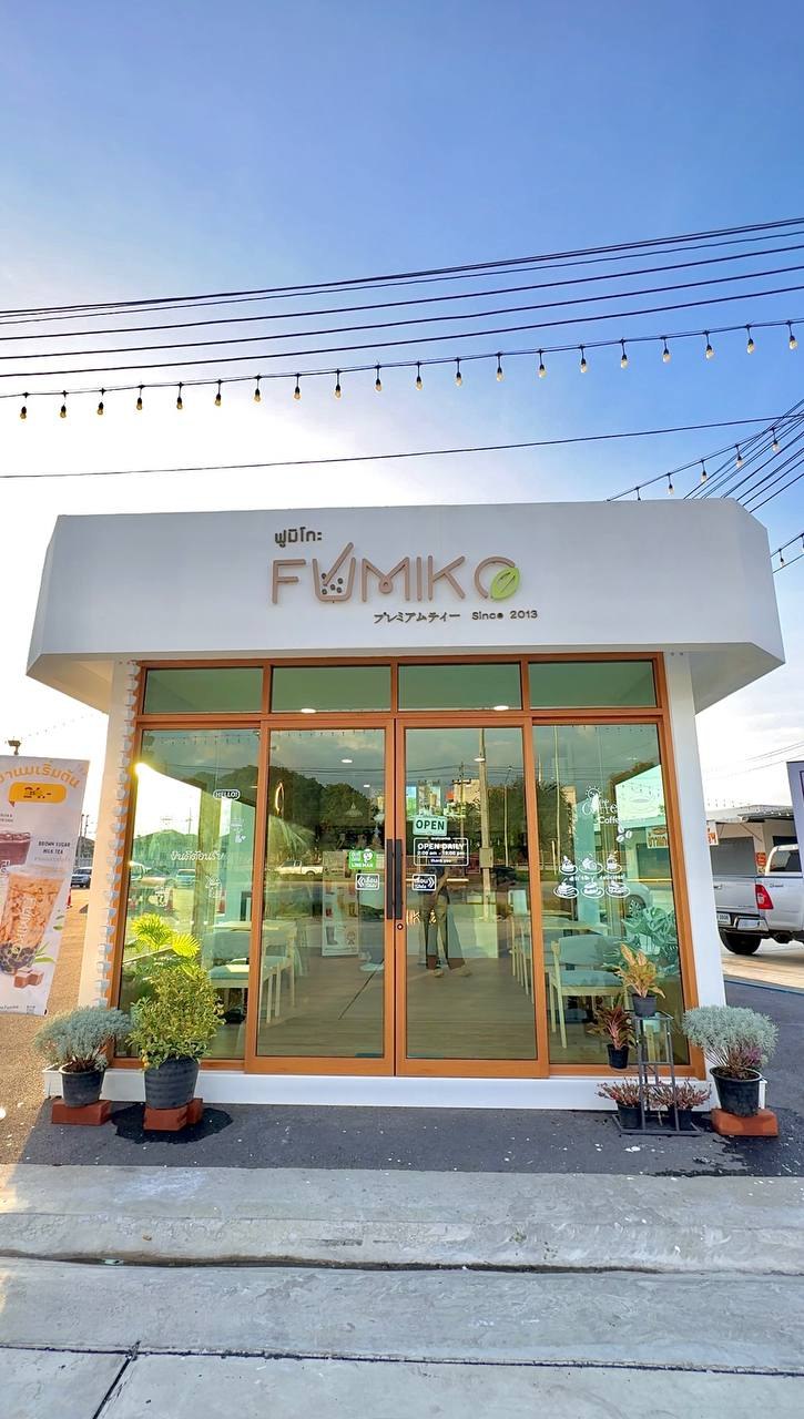 ด้านหน้าร้านกลางวัน